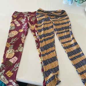 2 pairs of leggings